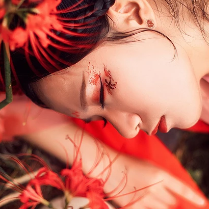 妖艷彼岸花紅衣女子頭像，唯美古風真人頭像