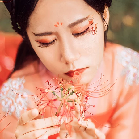 妖艷彼岸花紅衣女子頭像，唯美古風真人頭像