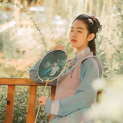 秋風帶團扇少女頭像，唯美古風真人頭像