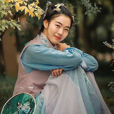 秋風帶團扇少女頭像，唯美古風真人頭像