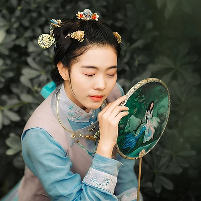秋風帶團扇少女頭像，唯美古風真人頭像