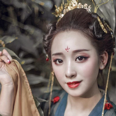 嬌艷紅裙帶紅傘頭像，唯美古風(fēng)女子頭像