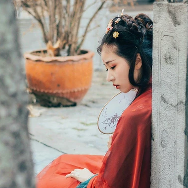 青玉暗紅裙帶團(tuán)扇頭像，唯美古風(fēng)女子頭像