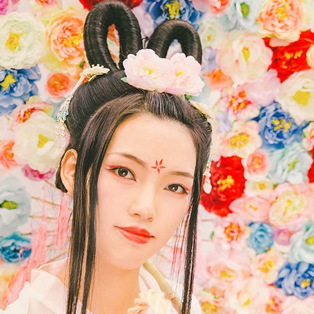 嬌艷花朵粉裙頭像，唯美古風女子頭像