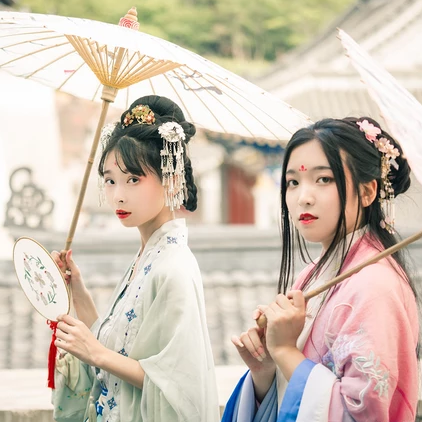 陽光下漢服帶傘頭像，唯美古風閨蜜頭像
