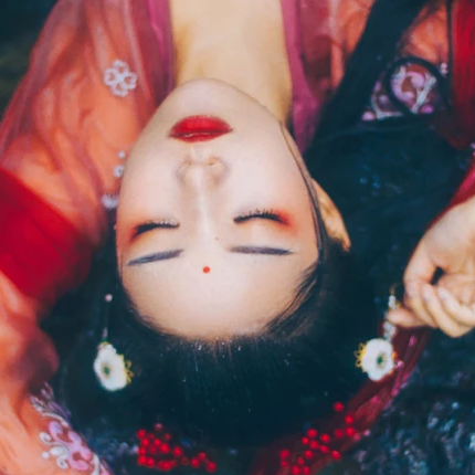 嬌艷紅衣女子頭像，唯美古風真人頭像