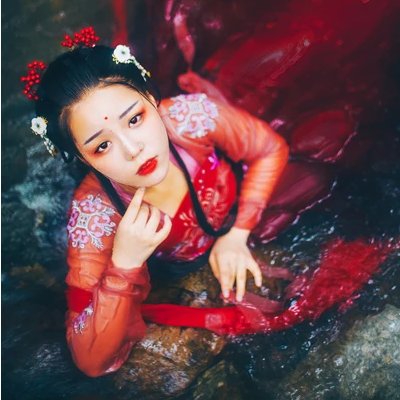 嬌艷紅衣女子頭像，唯美古風真人頭像