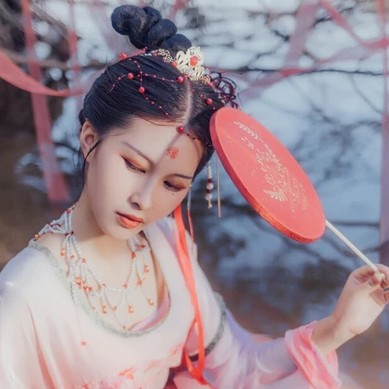 嬌艷彼岸花女子頭像，唯美古風真人頭像