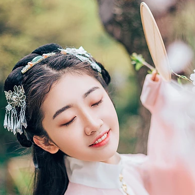 桃花樹下古風頭像，唯美古風粉衣女子真人頭像