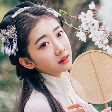 桃花樹下古風頭像，唯美古風粉衣女子真人頭像