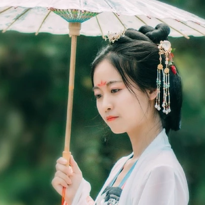 紅衣女子帶傘頭像，唯美古風女子真人頭像