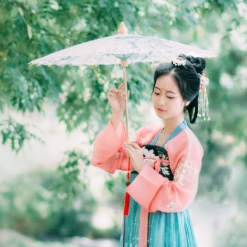 紅衣女子帶傘頭像，唯美古風女子真人頭像