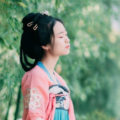 紅衣女子帶傘頭像，唯美古風女子真人頭像