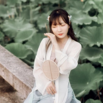 荷塘邊漢服古風頭像，唯美古風女子真人頭像