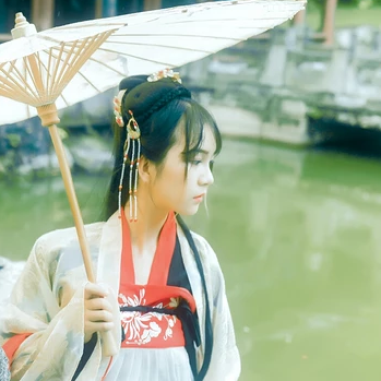 優雅時尚古風頭像，唯美古風真人女子頭像