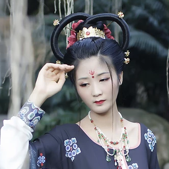 妖艷冷漠的女生頭像，唯美古風真人女子頭像