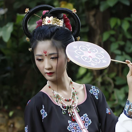 妖艷冷漠的女生頭像，唯美古風真人女子頭像