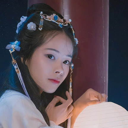 提燈唯美古風少女真人頭像