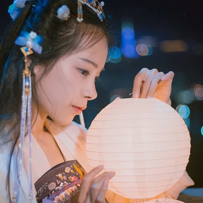 提燈唯美古風少女真人頭像
