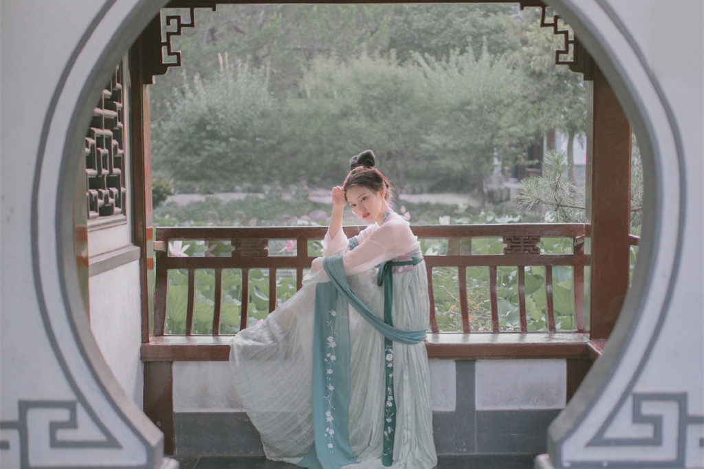 荷塘院內美人醉古風頭像，女生唯美意境頭像