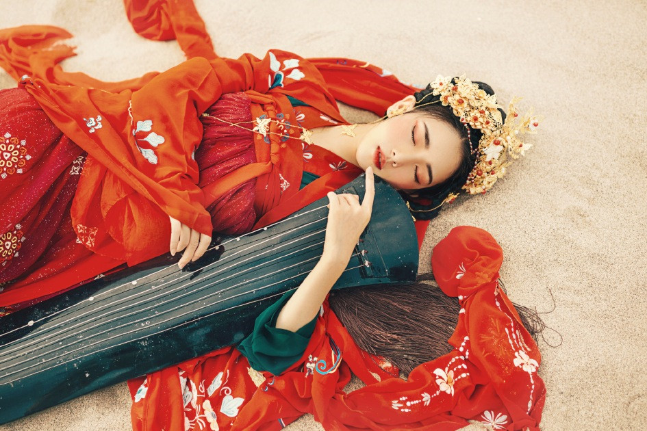 大漠黃沙嫁衣紅裳女子頭像，古風艷麗真人頭像