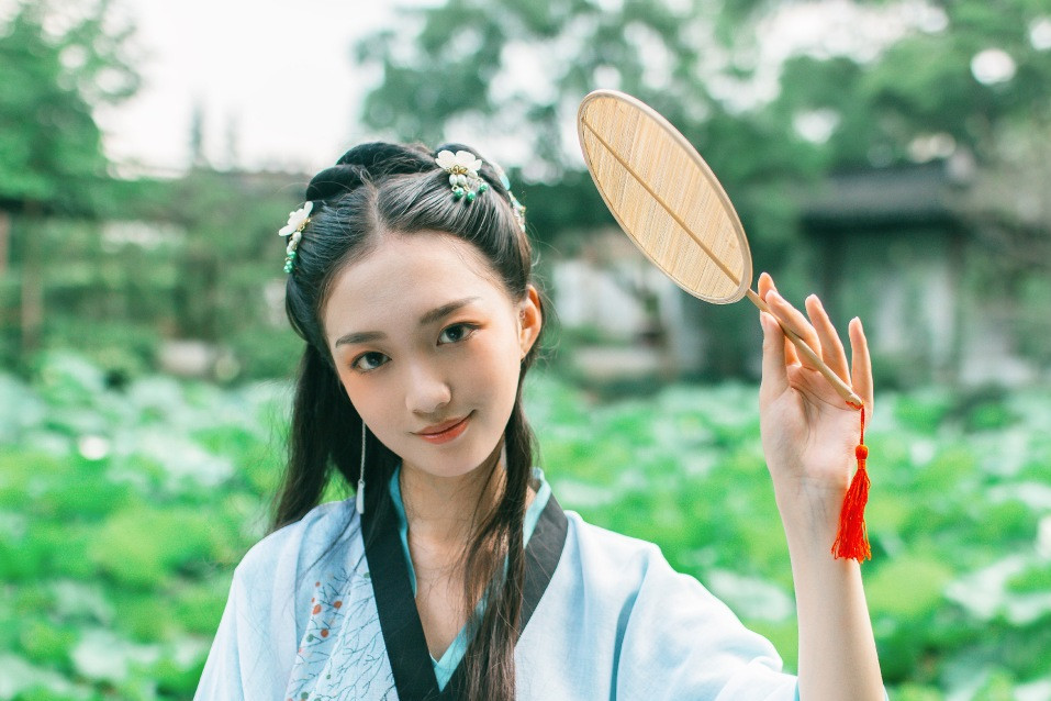 清荷滿塘綠衣小姑娘古風頭像，愜意唯美女生頭