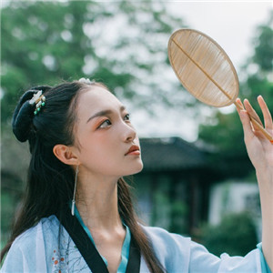 清荷滿塘綠衣小姑娘古風頭像，愜意唯美女生頭