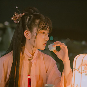 夜色杏粉小依獨醉酒古風頭像，女生古風頭像