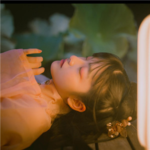 夜色杏粉小依獨醉酒古風頭像，女生古風頭像