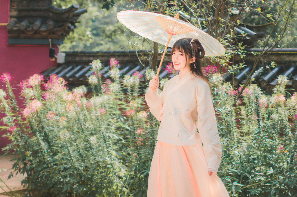 庭院花間漢服少女頭像，古風真人唯美qq頭像