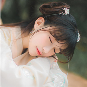 庭院花間漢服少女頭像，古風(fēng)真人唯美qq頭像