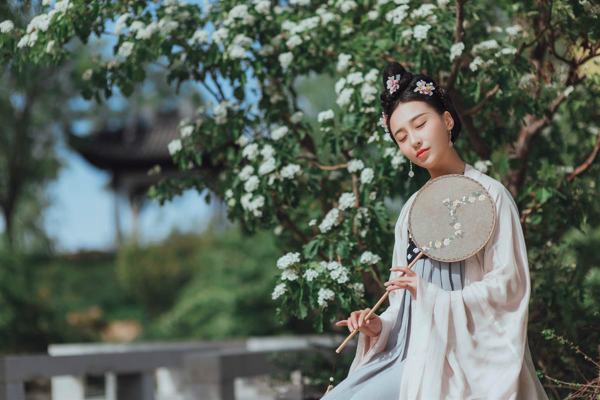 深深庭院美人古風頭像，漢服真人頭像qq頭像