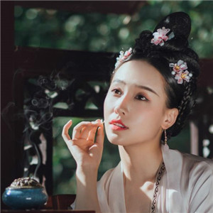 深深庭院美人古風頭像，漢服真人頭像qq頭像