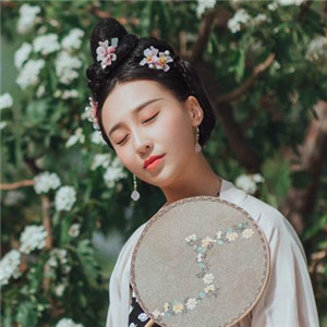 深深庭院美人古風頭像，漢服真人頭像qq頭像