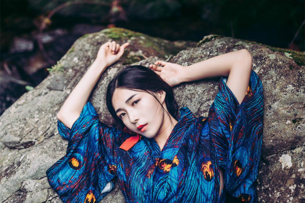 林間溪水靈氣女子頭像，唯美古風頭像真人