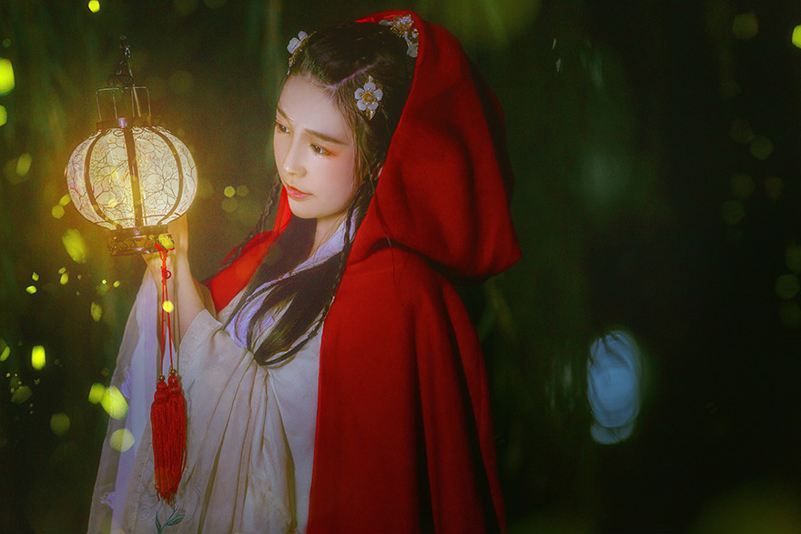 夜深庭間女子古風頭像大全，紅斗篷美人qq頭像