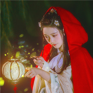 夜深庭間女子古風頭像大全，紅斗篷美人qq頭像