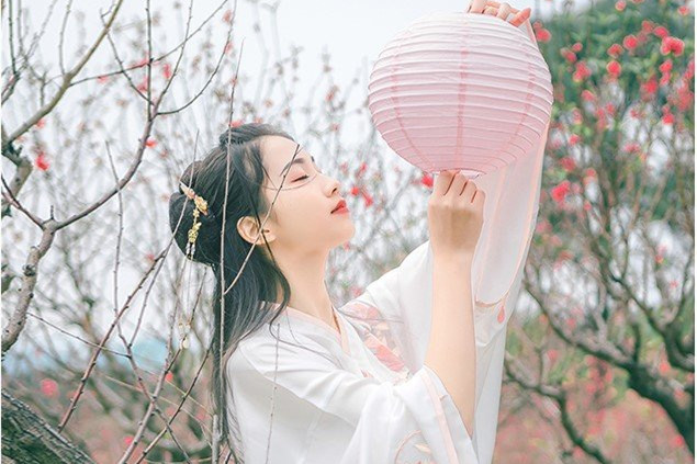 輕盈溫婉的古風女子頭像，中國古典風格qq頭像