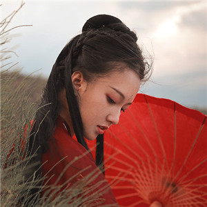 紅衣冷艷古風女子真人頭像，女生古風qq頭像