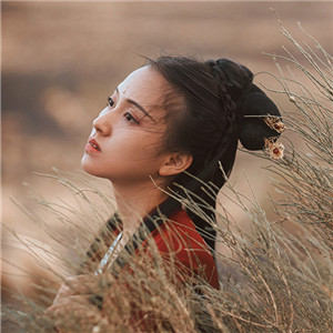 紅衣冷艷古風女子真人頭像，女生古風qq頭像