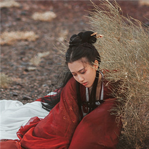 紅衣冷艷古風女子真人頭像，女生古風qq頭像