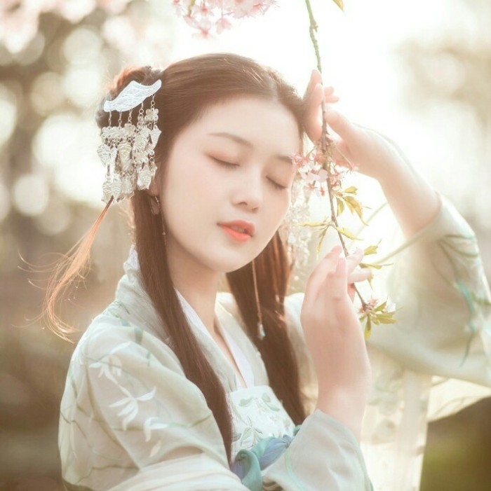 嬌俏女子古風唯美頭像，淡掃峨眉真人女生頭像