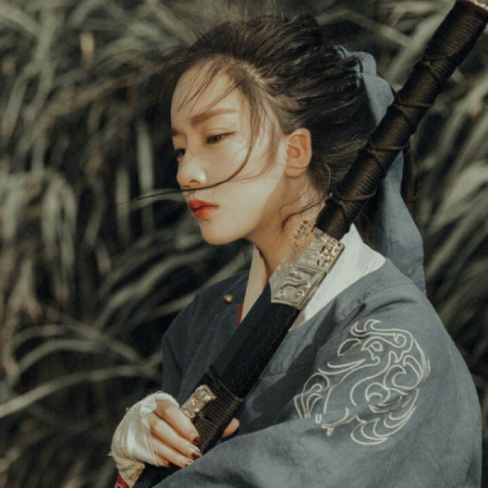 英氣瀟灑女子古風頭像，古典真人頭像