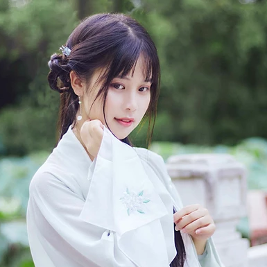 荷塘邊帶傘女生頭像，唯美古風真人頭像