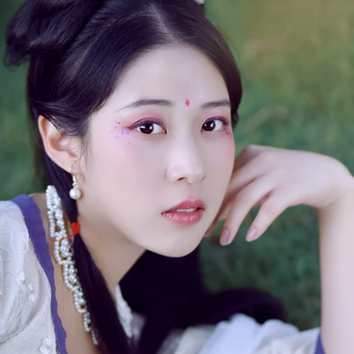 紅花綠葉帶團扇女生頭像，唯美古風真人頭像