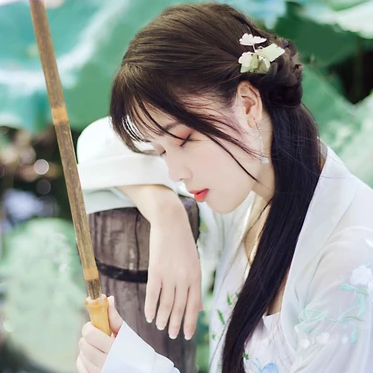 荷塘邊帶傘女生頭像，唯美古風真人頭像