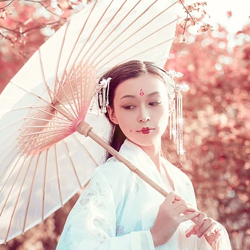 落葉意境彈琵琶女生頭像，唯美古風真人頭像