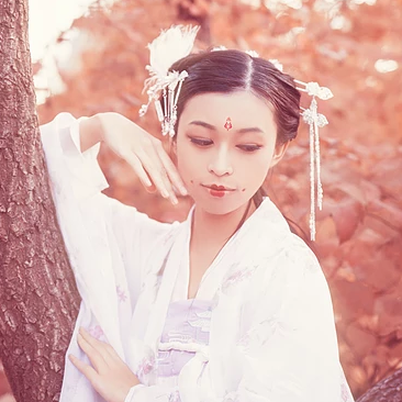 落葉意境彈琵琶女生頭像，唯美古風真人頭像