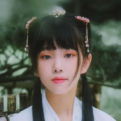 小清新淡藍色帶團扇頭像，唯美古風真人頭像