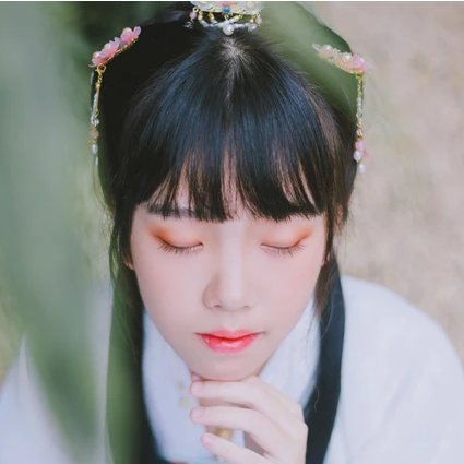 小清新淡藍色帶團扇頭像，唯美古風真人頭像